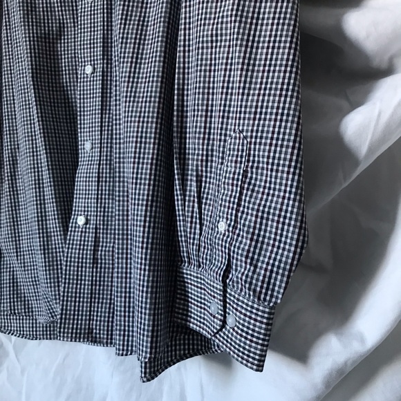 EUC Men’s button down. 3XL fits like a 2XL, therefore listed as such. - Picture 4 of 11